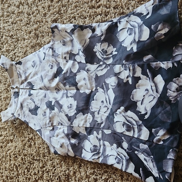 White House Black Market floral Black and white tank size 6 - Picture 9 of 13